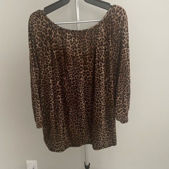 Michael Kors Leopard Print Blouse with Relaxed Fit and 3/4 Sleeves - Picture 3 of 6